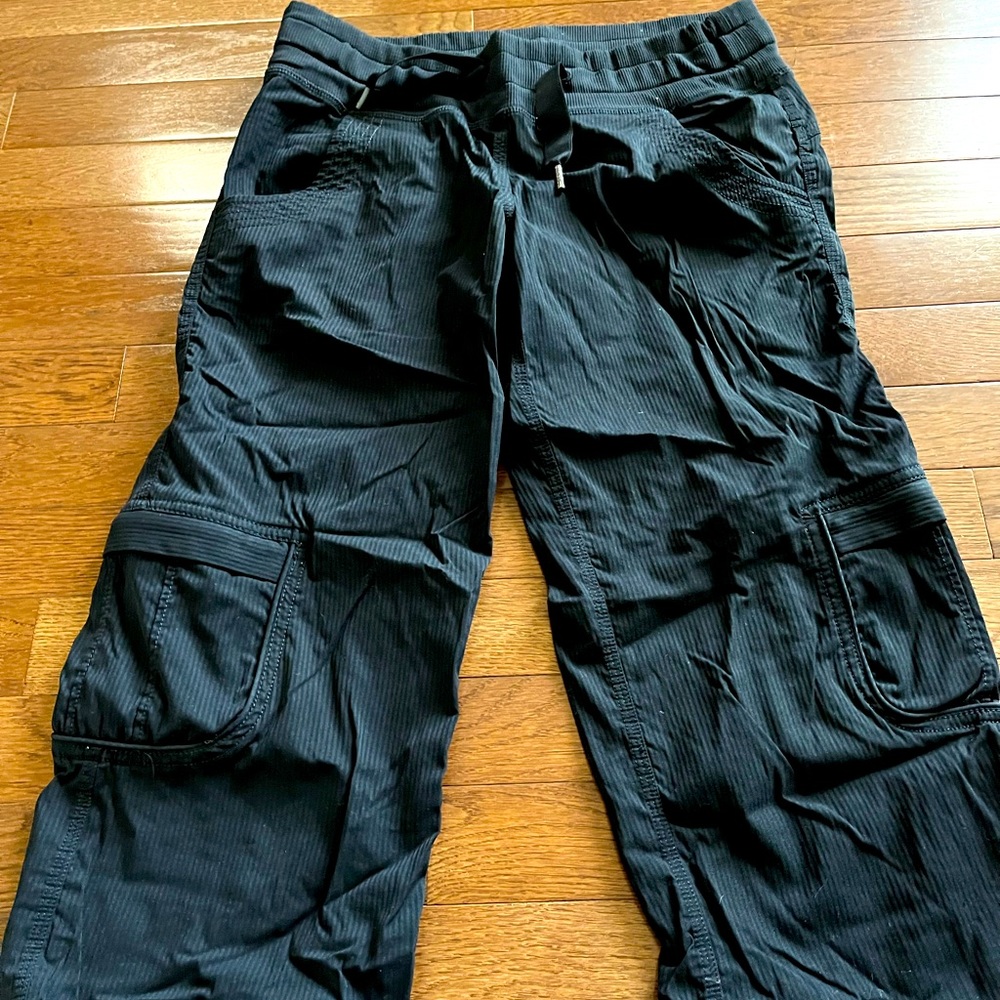 Lululemon Studio Crop with cargo pockets - Black - Size 4